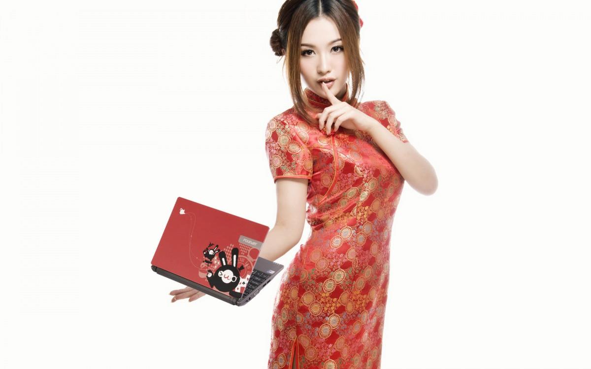 旗袍美女与笔记本电脑图片