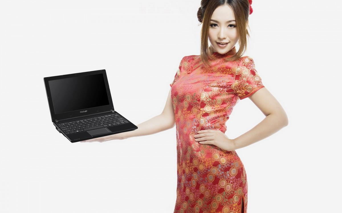 旗袍美女与笔记本电脑图片
