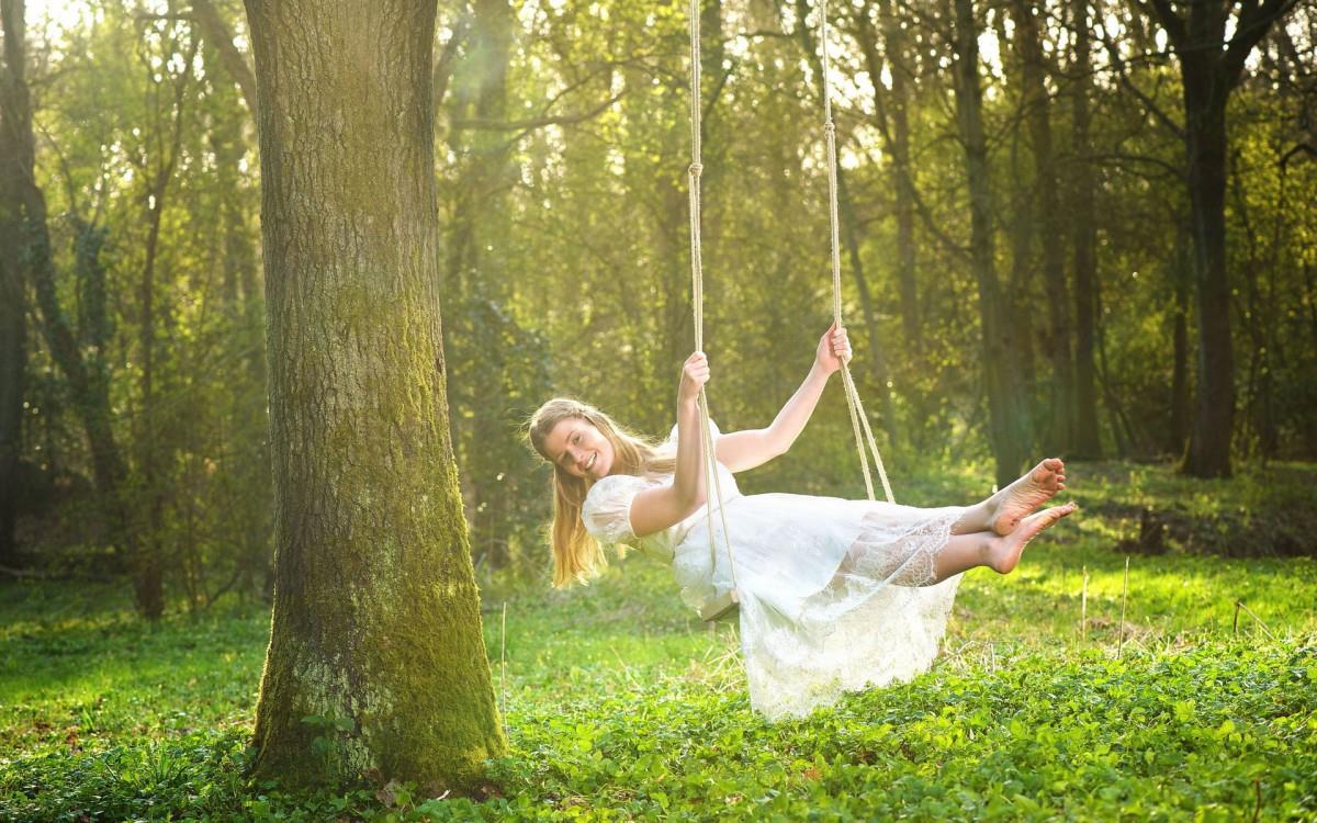 荡秋千的少女图片大全