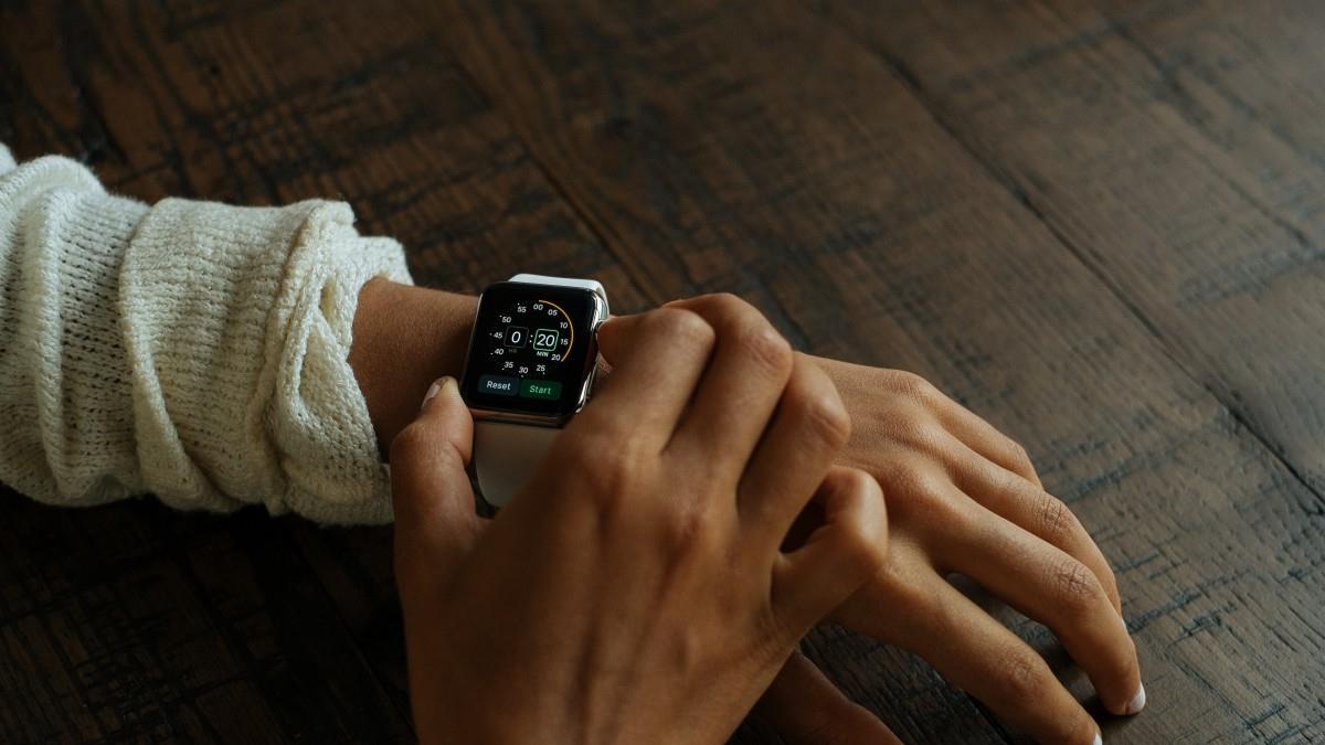 手腕上的智能手表图片