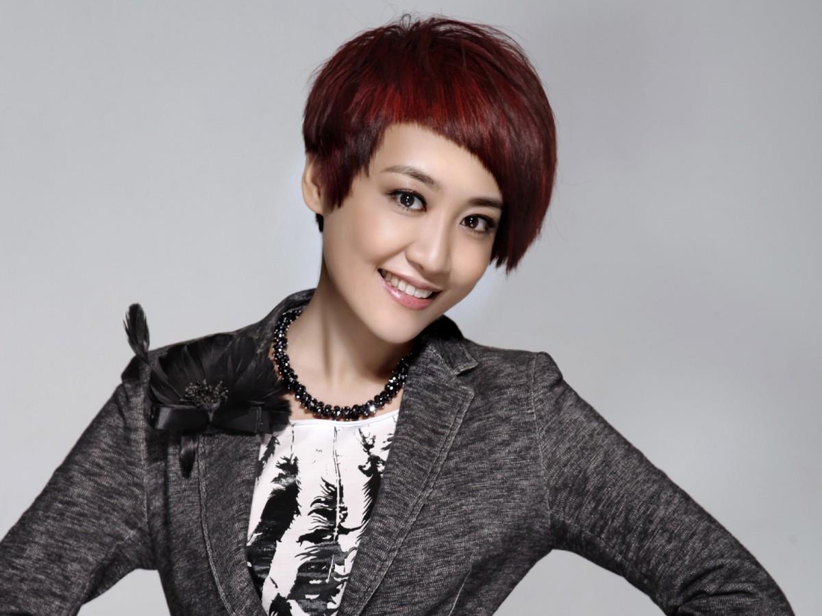 主持人左岩图片