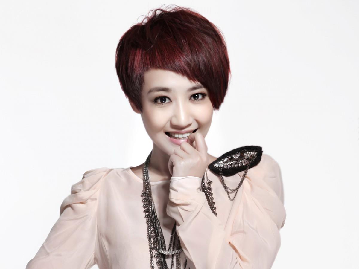 主持人左岩图片