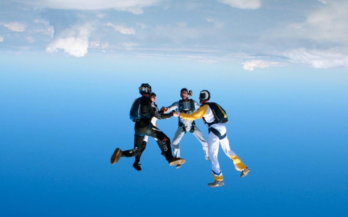 高空跳伞运动图片