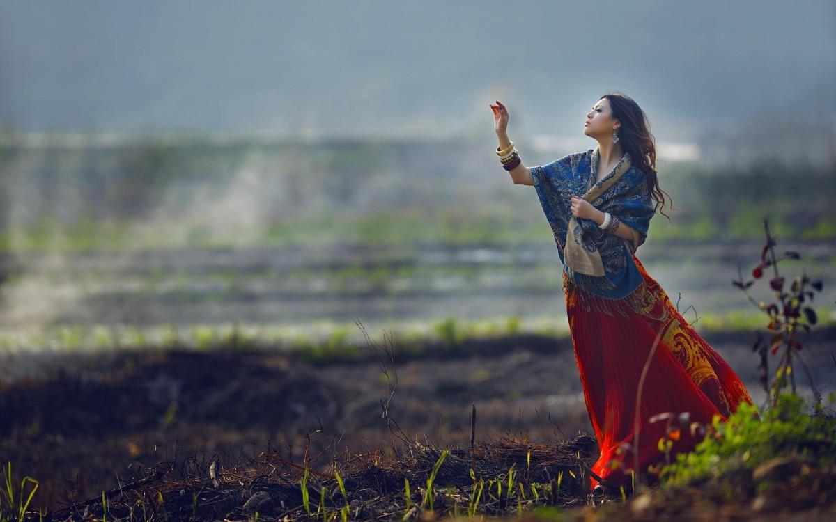 美女露露风情图片