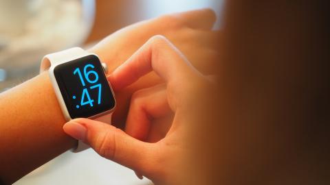 手腕上的智能手表图片