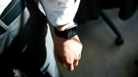 手腕上的智能手表图片