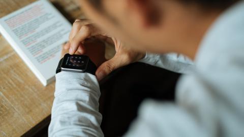 手腕上的智能手表图片