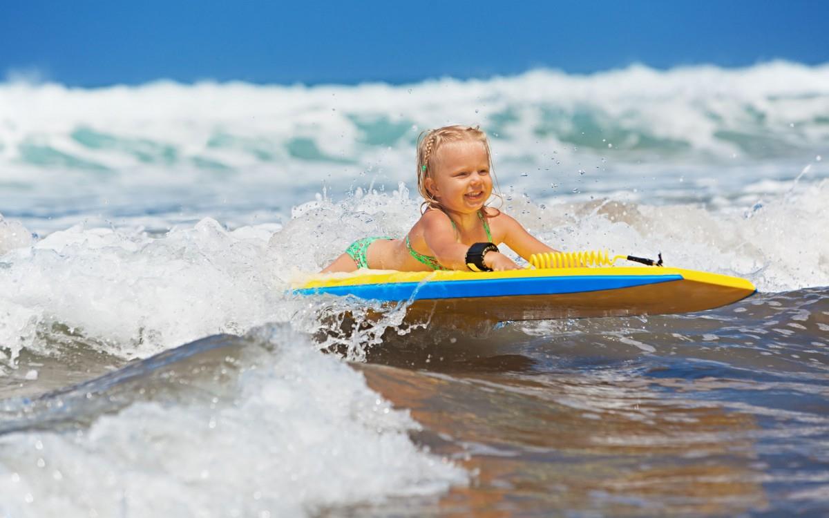 海边沙滩上玩耍的儿童图片