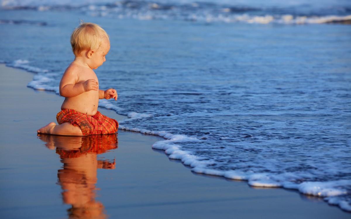 海边沙滩上玩耍的儿童图片