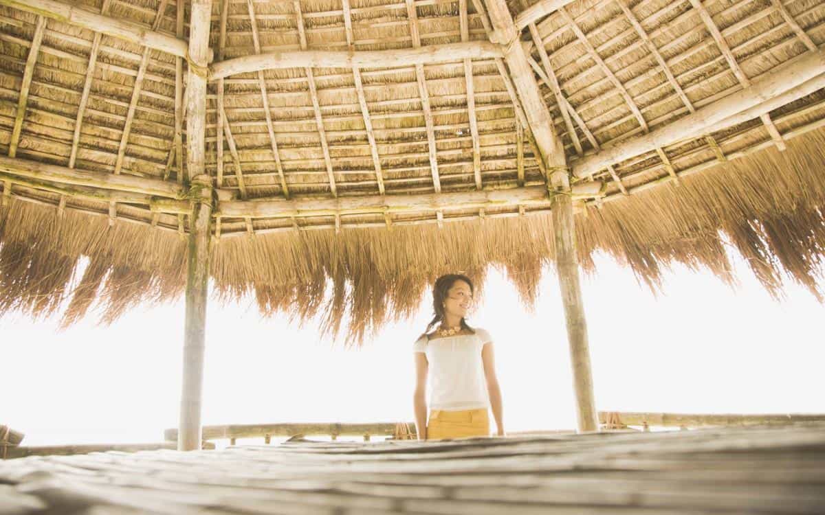 夏日海边沙滩女孩图片