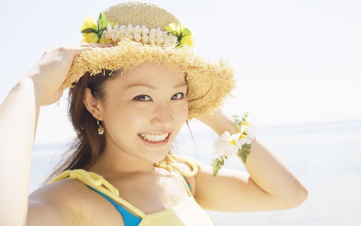 夏日海边沙滩女孩图片