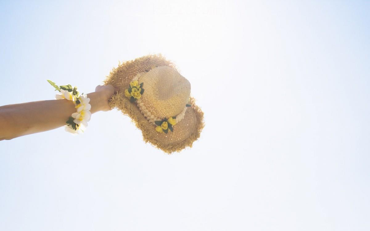 夏日海边沙滩女孩图片