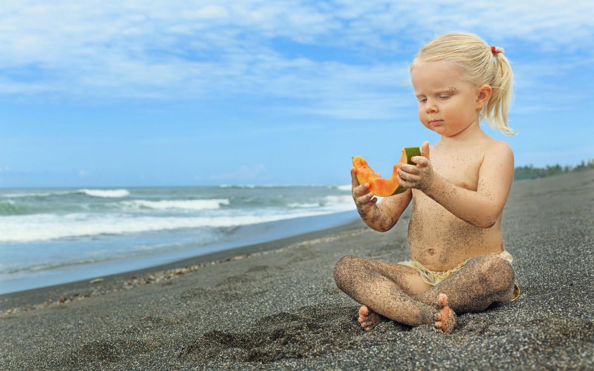 海边沙滩上玩耍的儿童图片