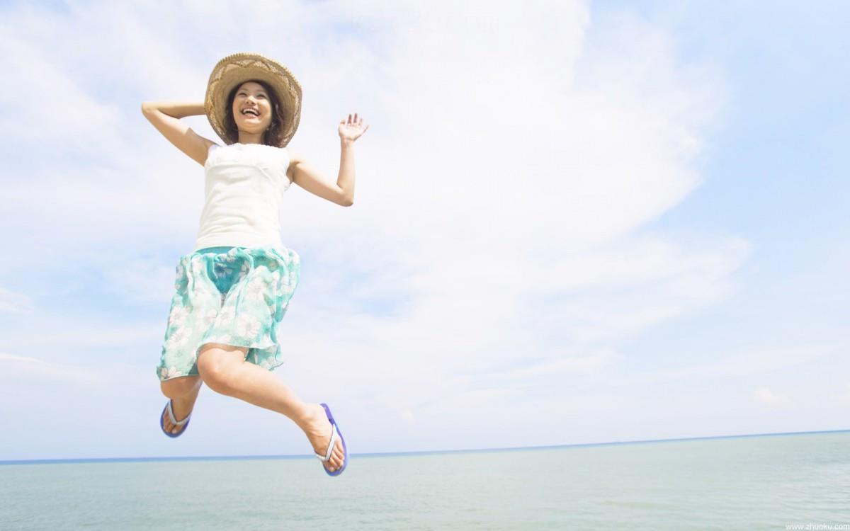 夏日海边沙滩女孩图片