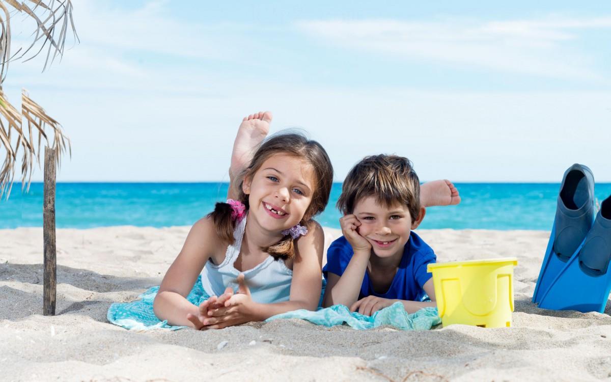 海边沙滩上玩耍的儿童图片