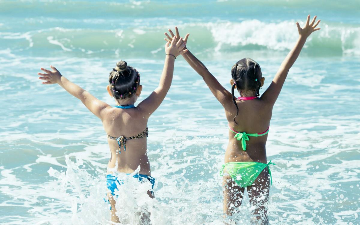 海边沙滩上玩耍的儿童图片