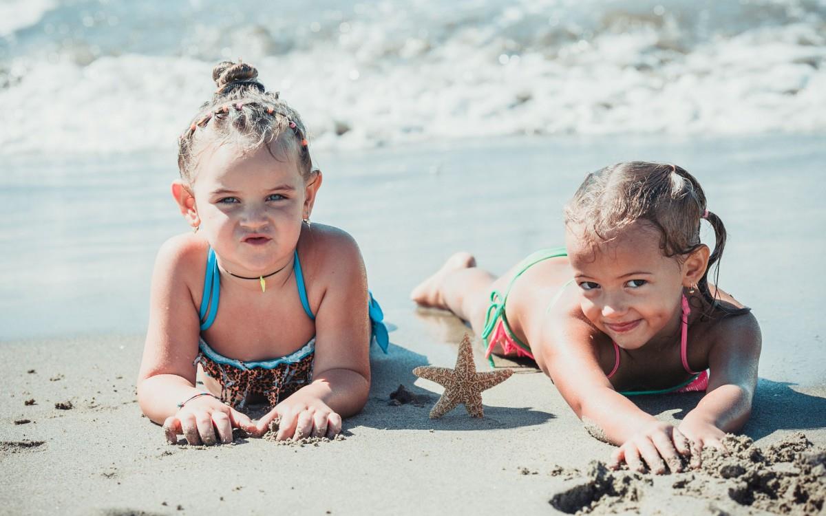 海边沙滩上玩耍的儿童图片