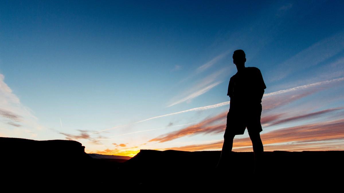 逆光人像剪影图片