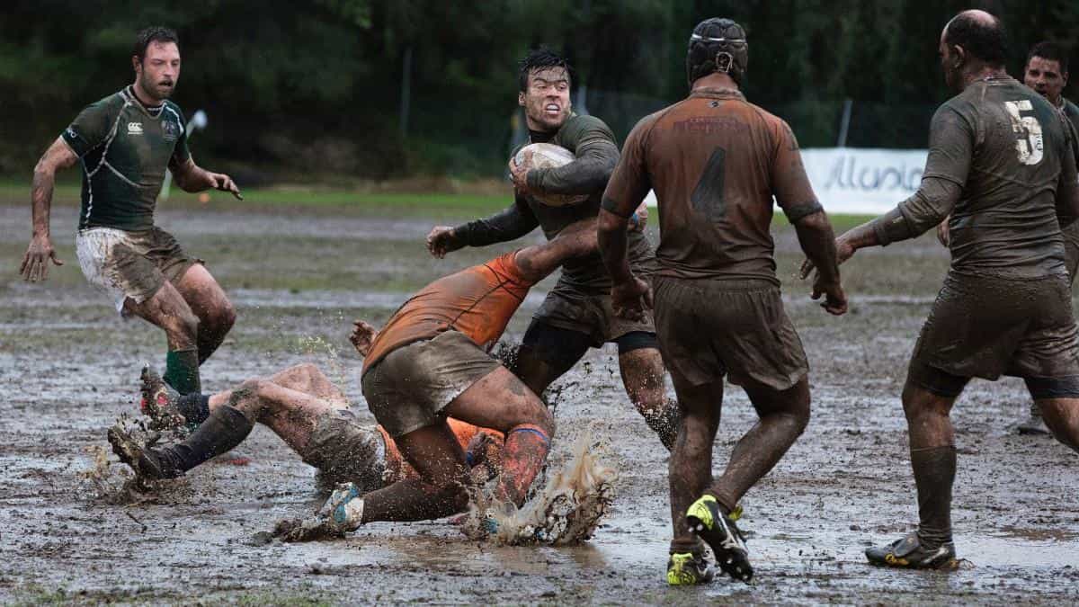 激烈橄榄球运动图片