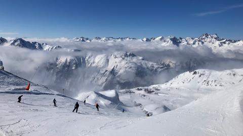 天然雪山滑雪场图片