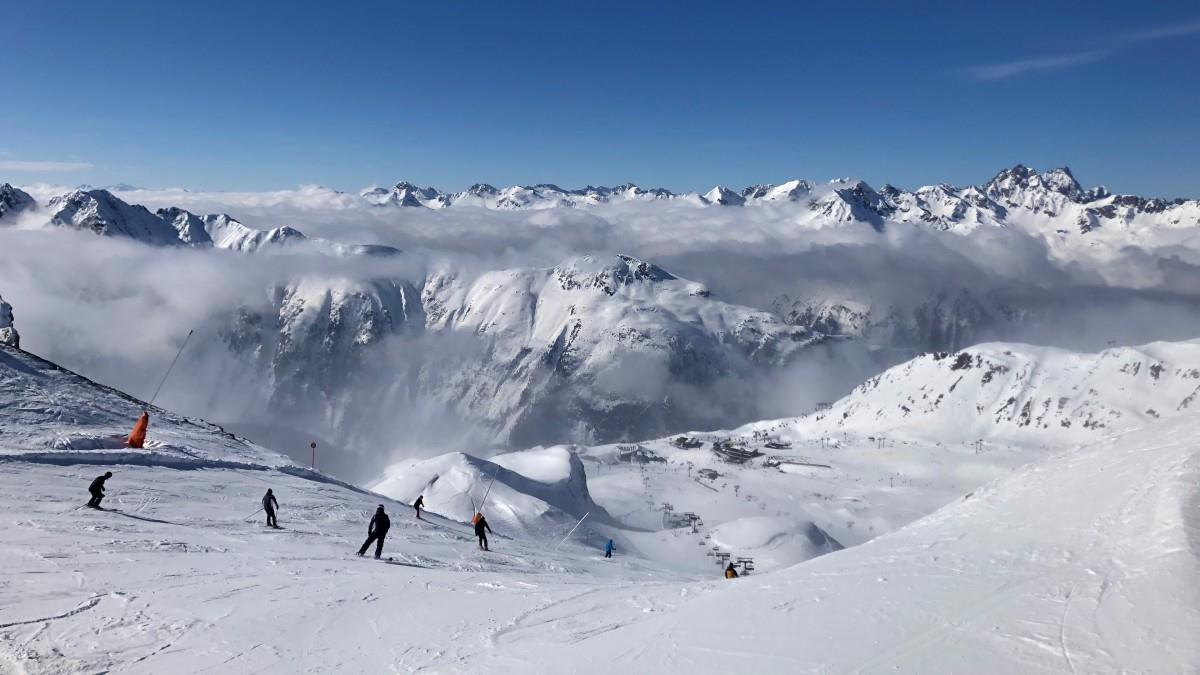 天然雪山滑雪场图片