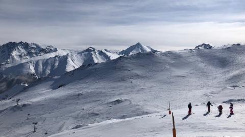 天然雪山滑雪场图片