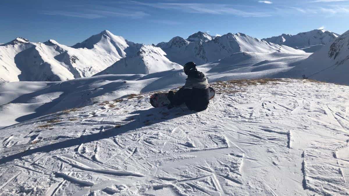 天然雪山滑雪场图片