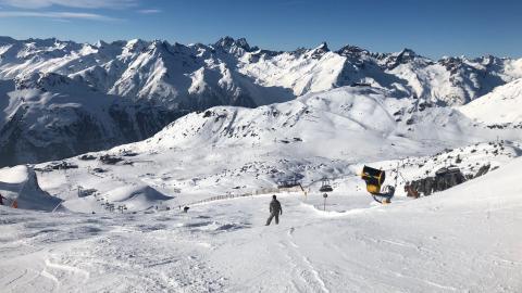 天然雪山滑雪场图片