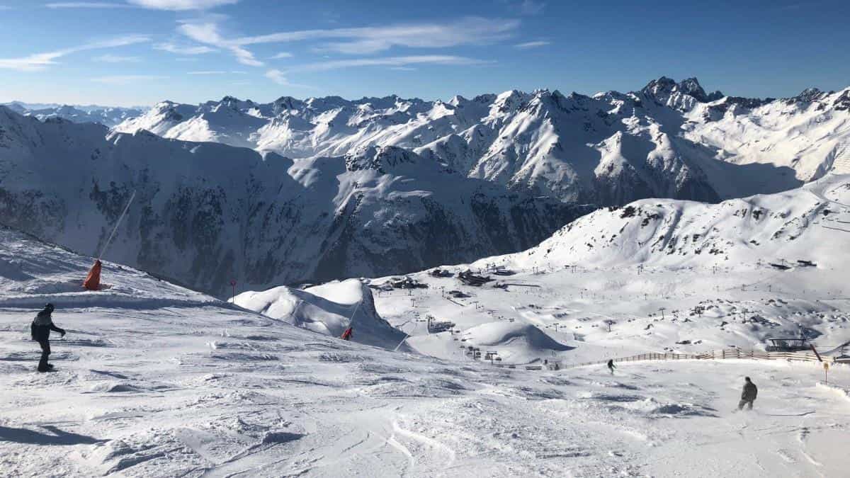 天然雪山滑雪场图片