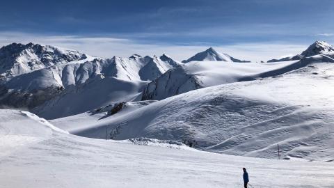 天然雪山滑雪场图片