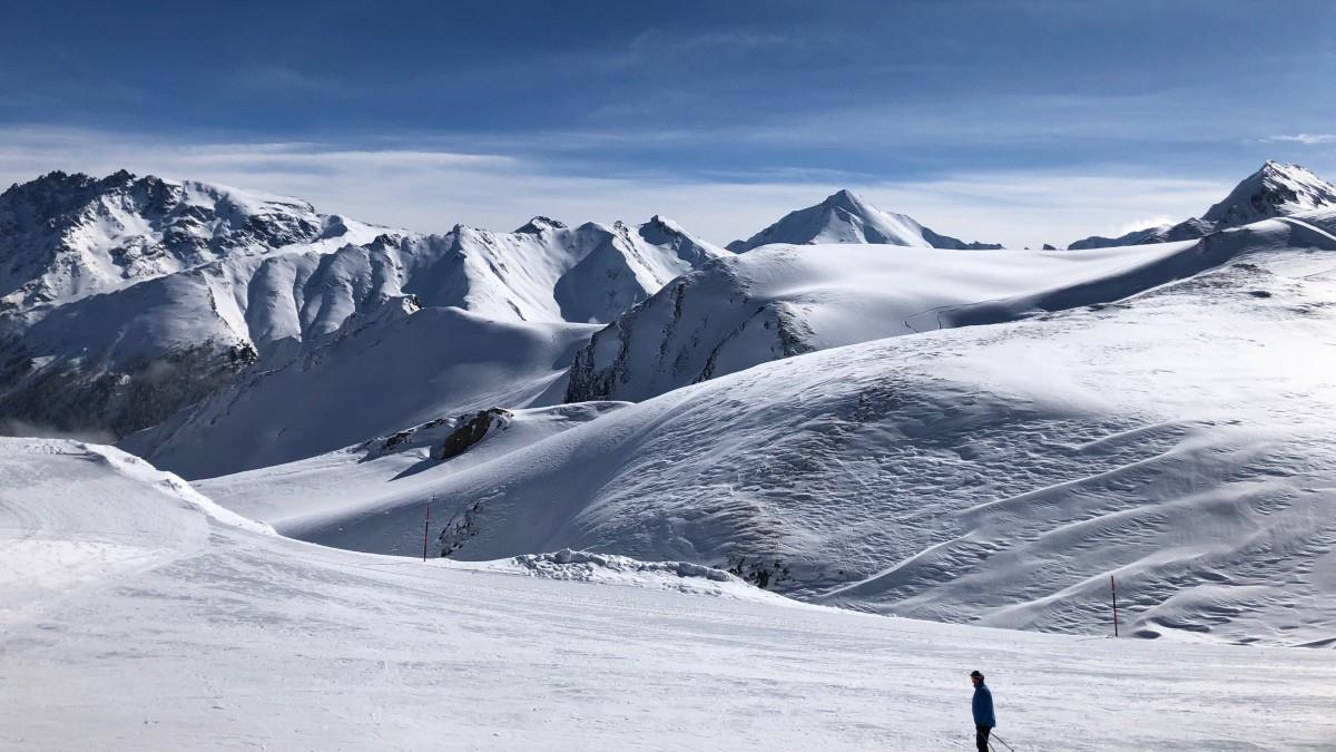 天然雪山滑雪场图片