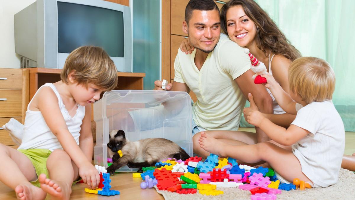 幸福家庭父母孩子玩耍图片