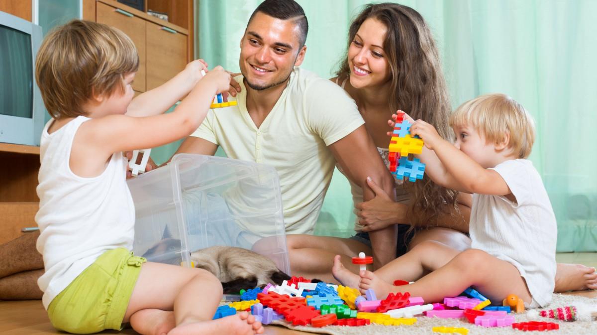 幸福家庭父母孩子玩耍图片