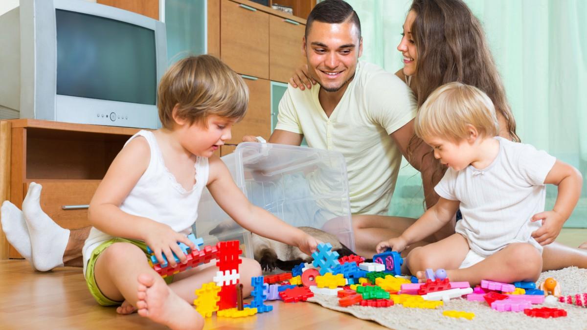 幸福家庭父母孩子玩耍图片