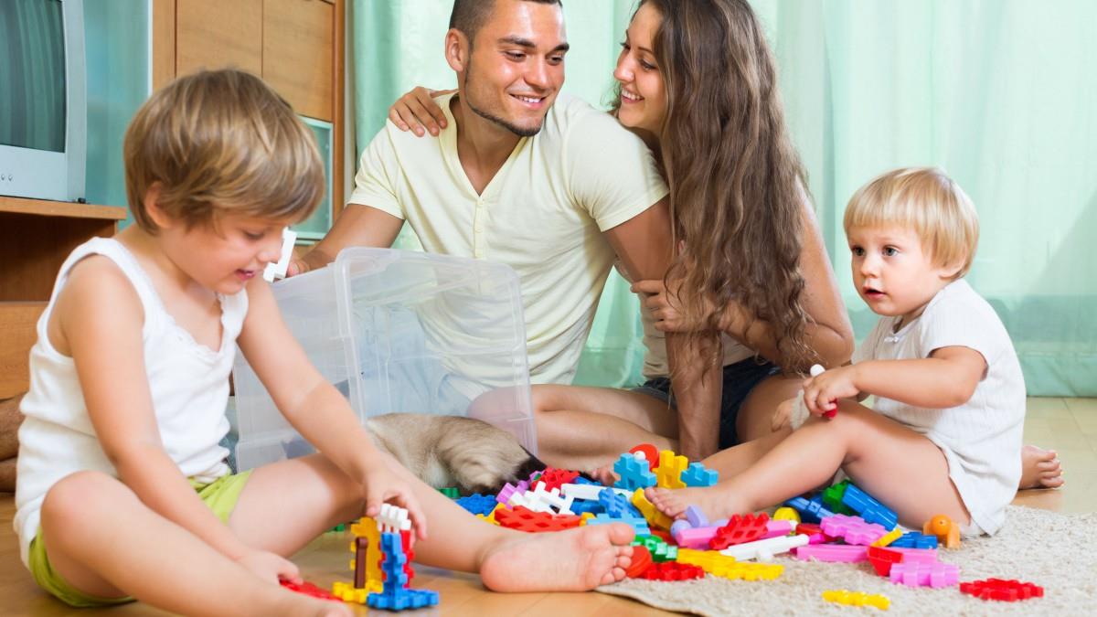 幸福家庭父母孩子玩耍图片