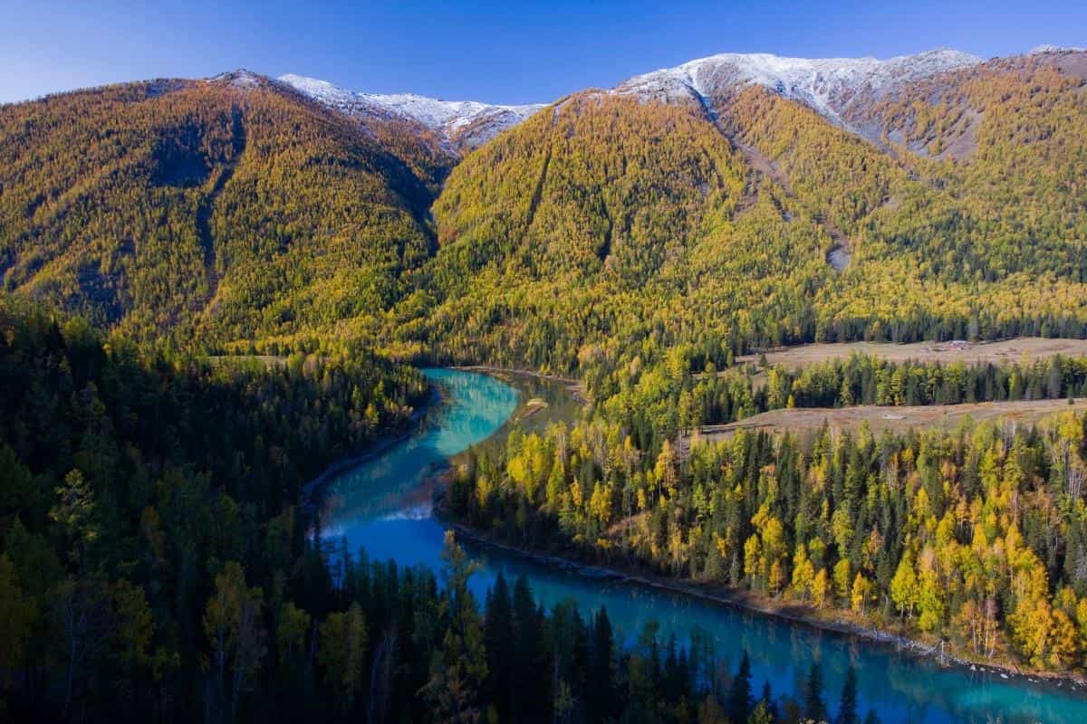 美丽的阿勒泰喀纳斯湖图片