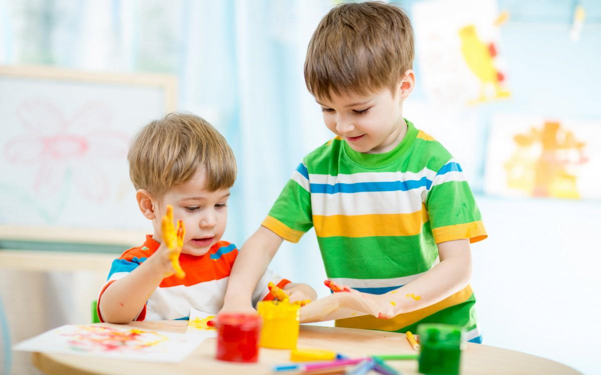 儿童快乐玩耍的图片