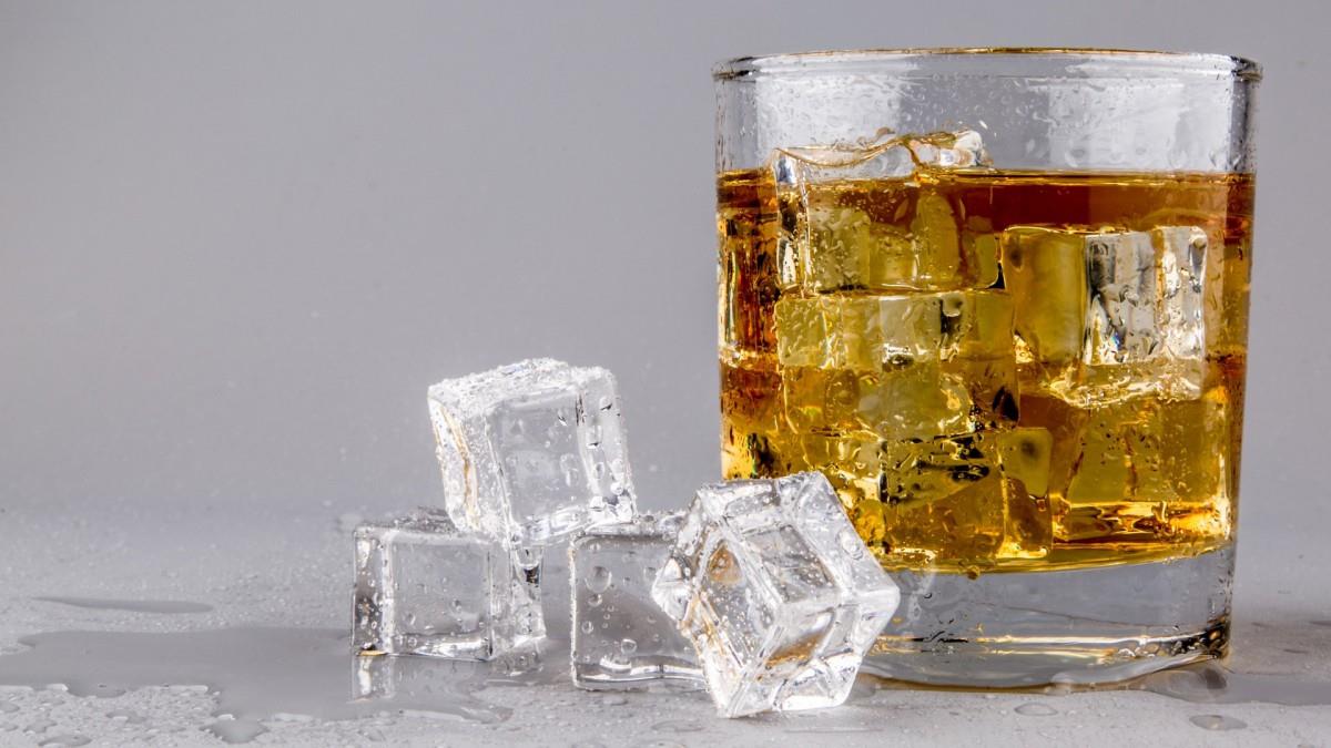 清凉冰块威士忌图片