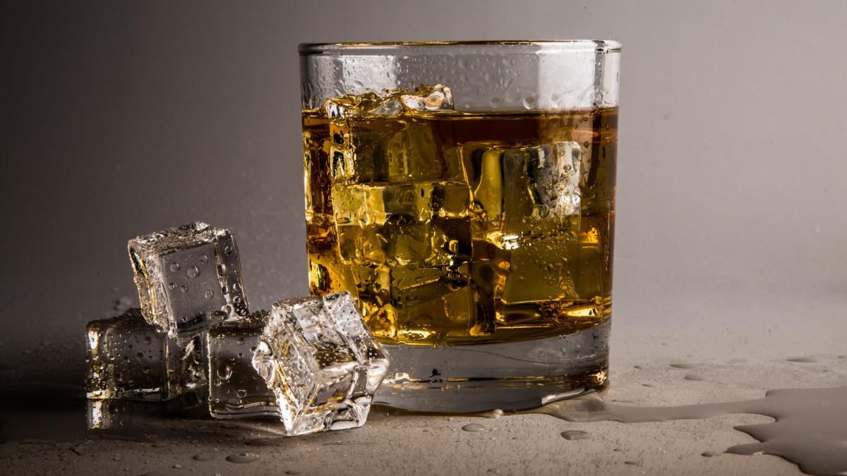 清凉冰块威士忌图片