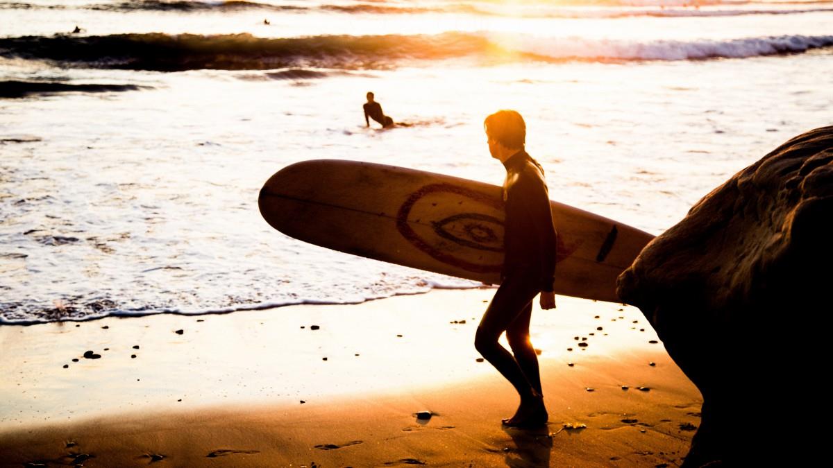 唯美的海边冲浪运动图片