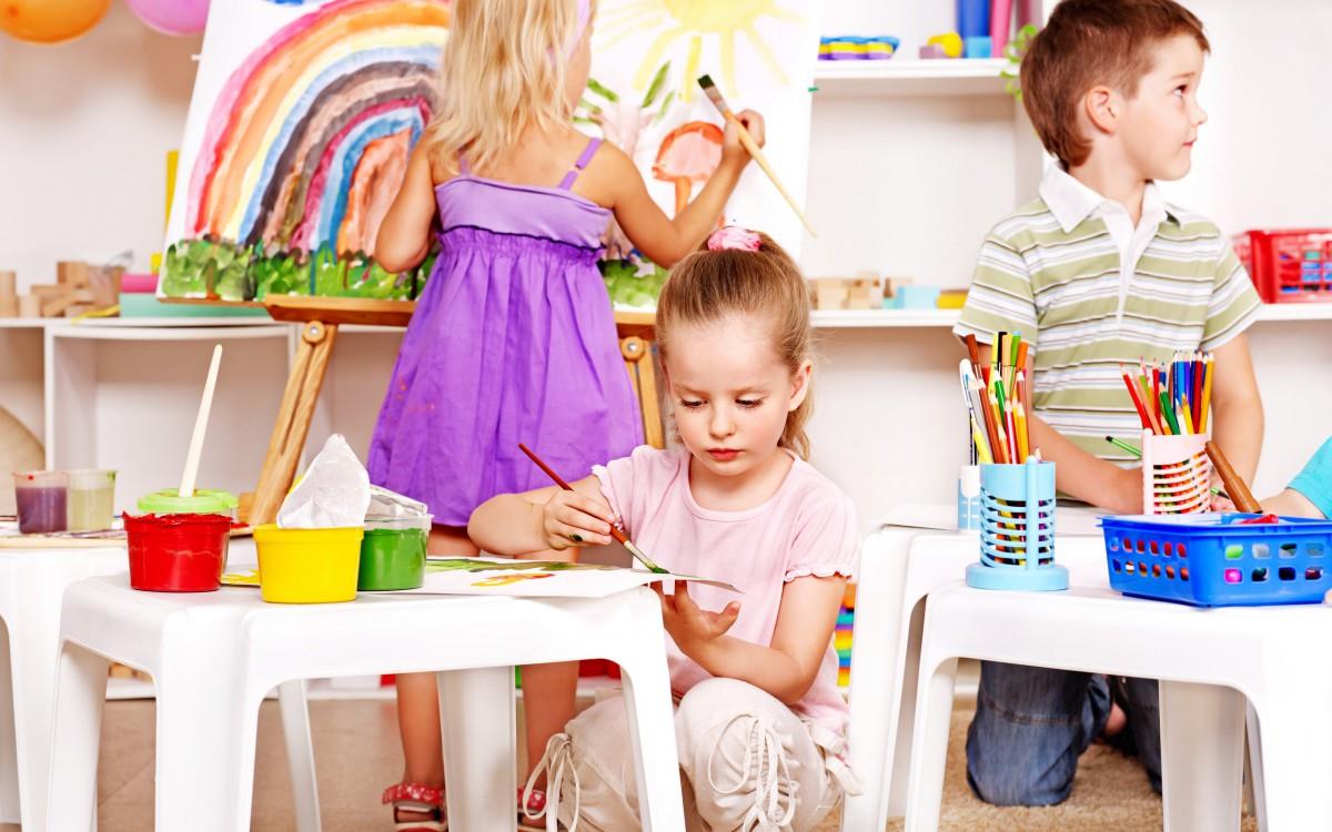 儿童快乐玩耍的图片