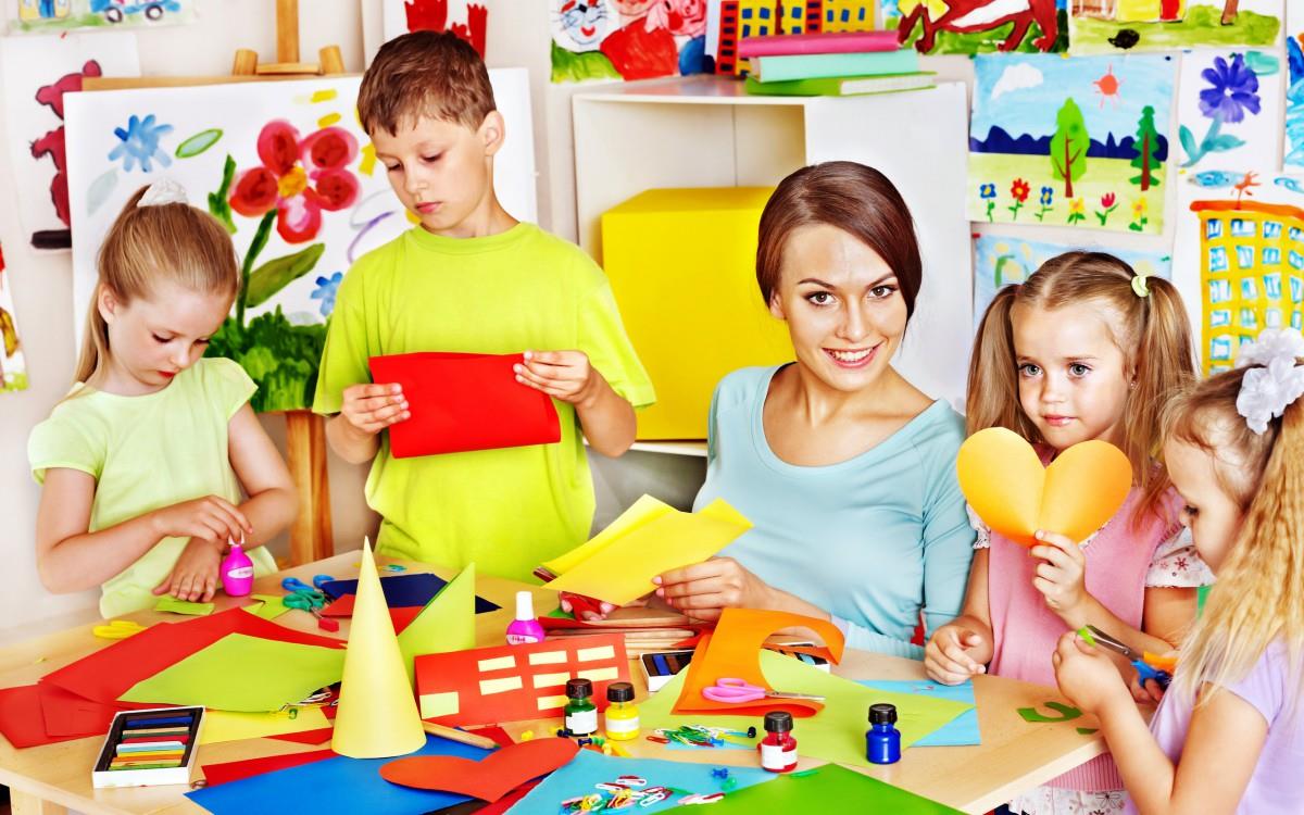 儿童快乐玩耍的图片