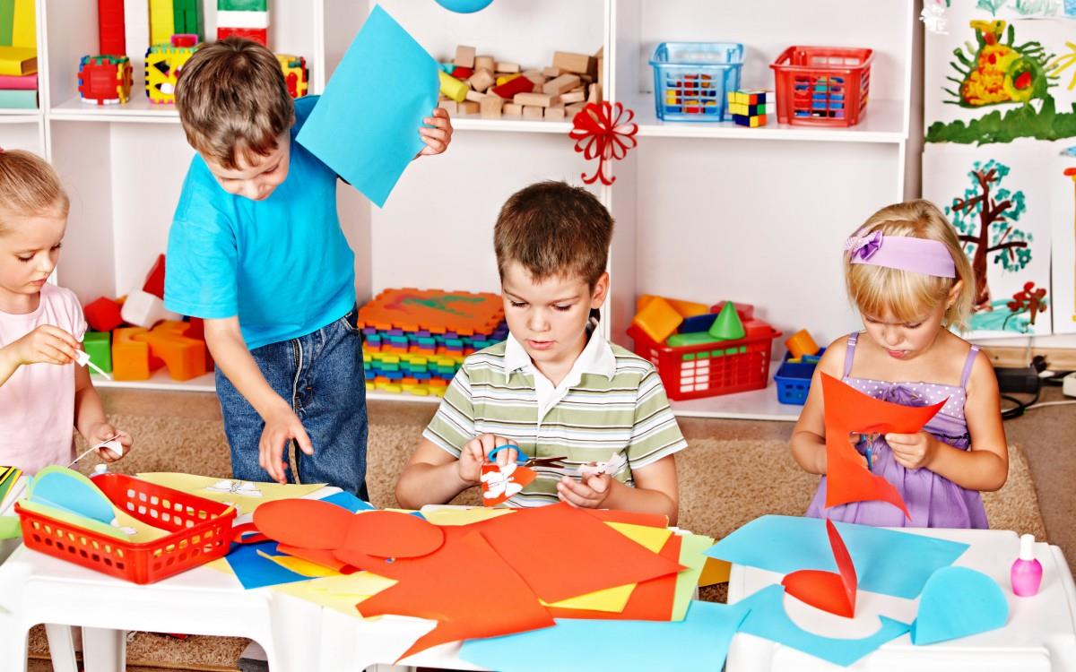 儿童快乐玩耍的图片