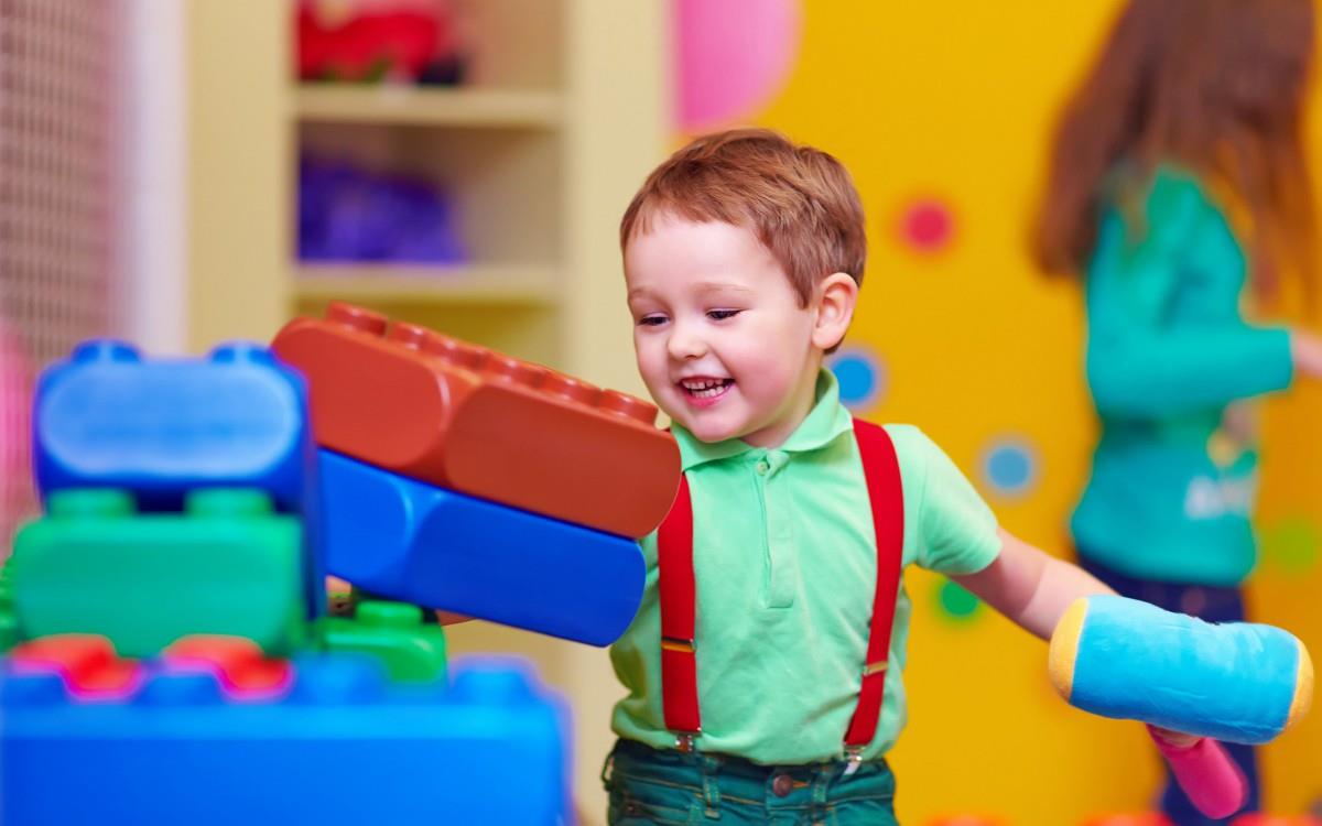 儿童快乐玩耍的图片