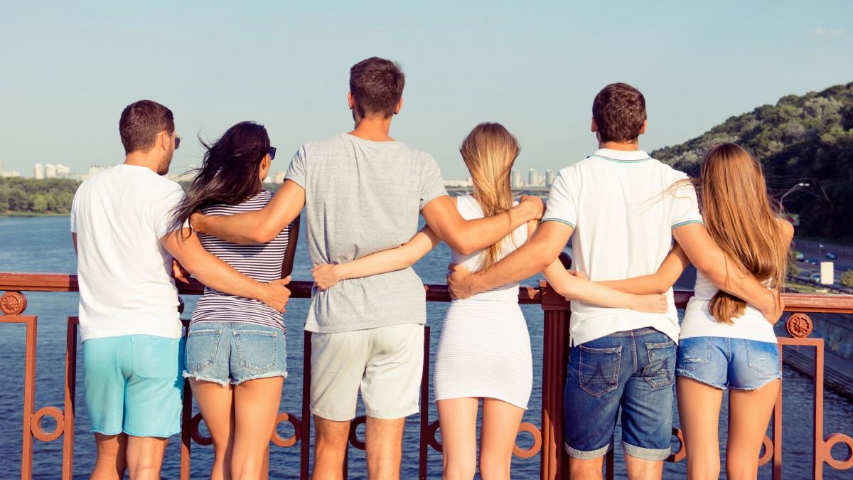 欧美青年男女户外游玩图片