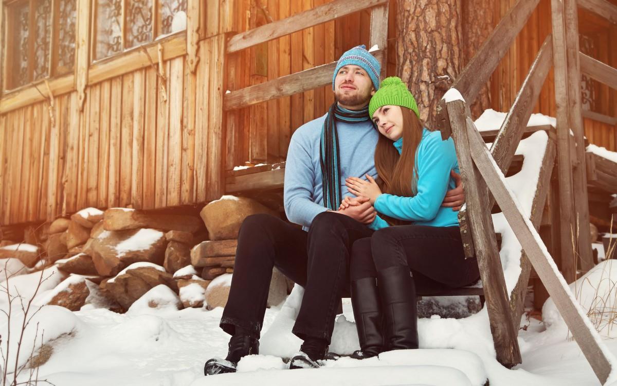 冬季雪地上嬉戏玩耍图片