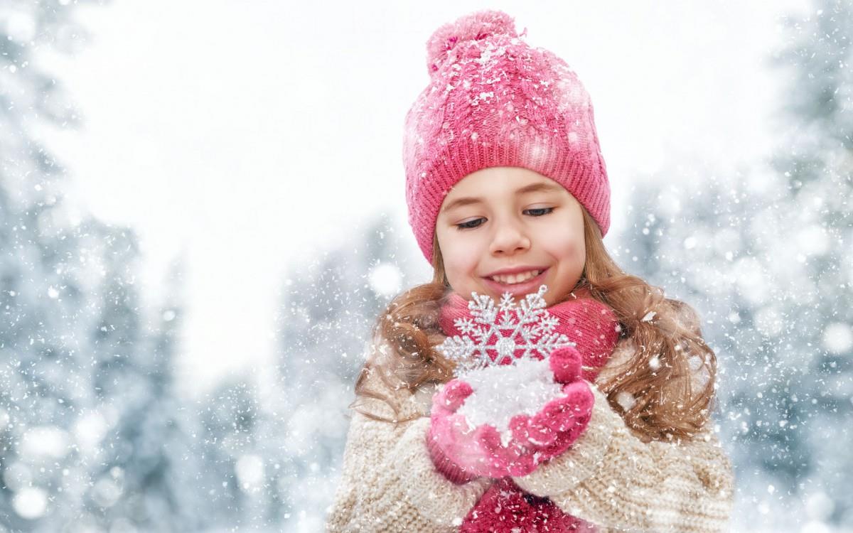 冬季雪地上嬉戏玩耍图片