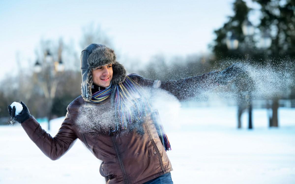 冬季雪地上嬉戏玩耍图片