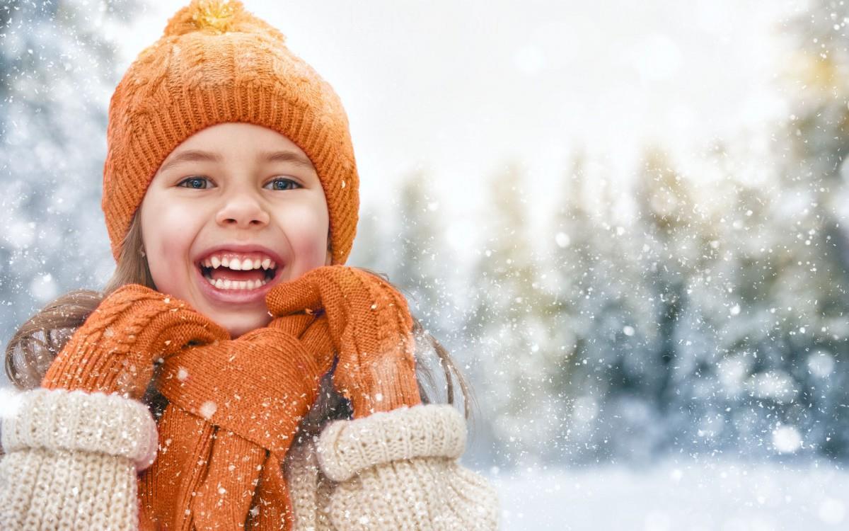 冬季雪地上嬉戏玩耍图片