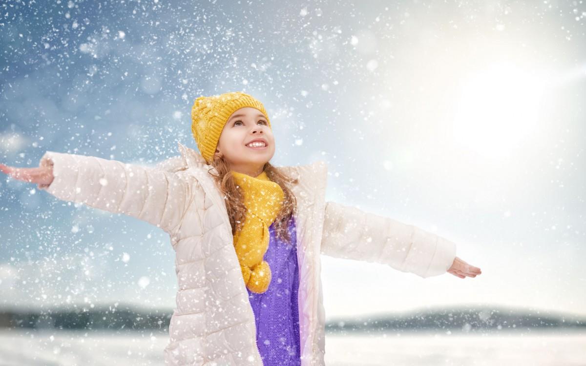 冬季雪地上嬉戏玩耍图片